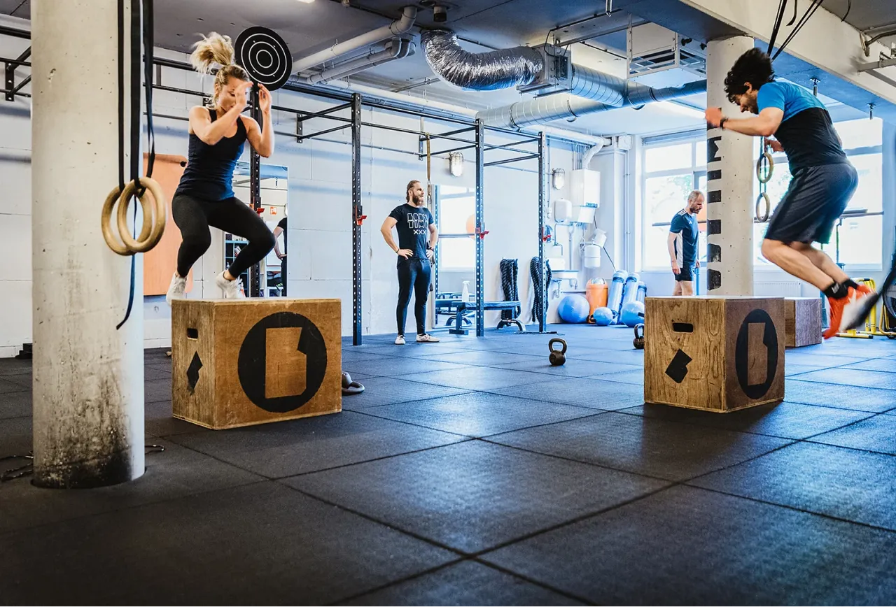 Conditietraining bij bodytime groep tijdens boxjumps